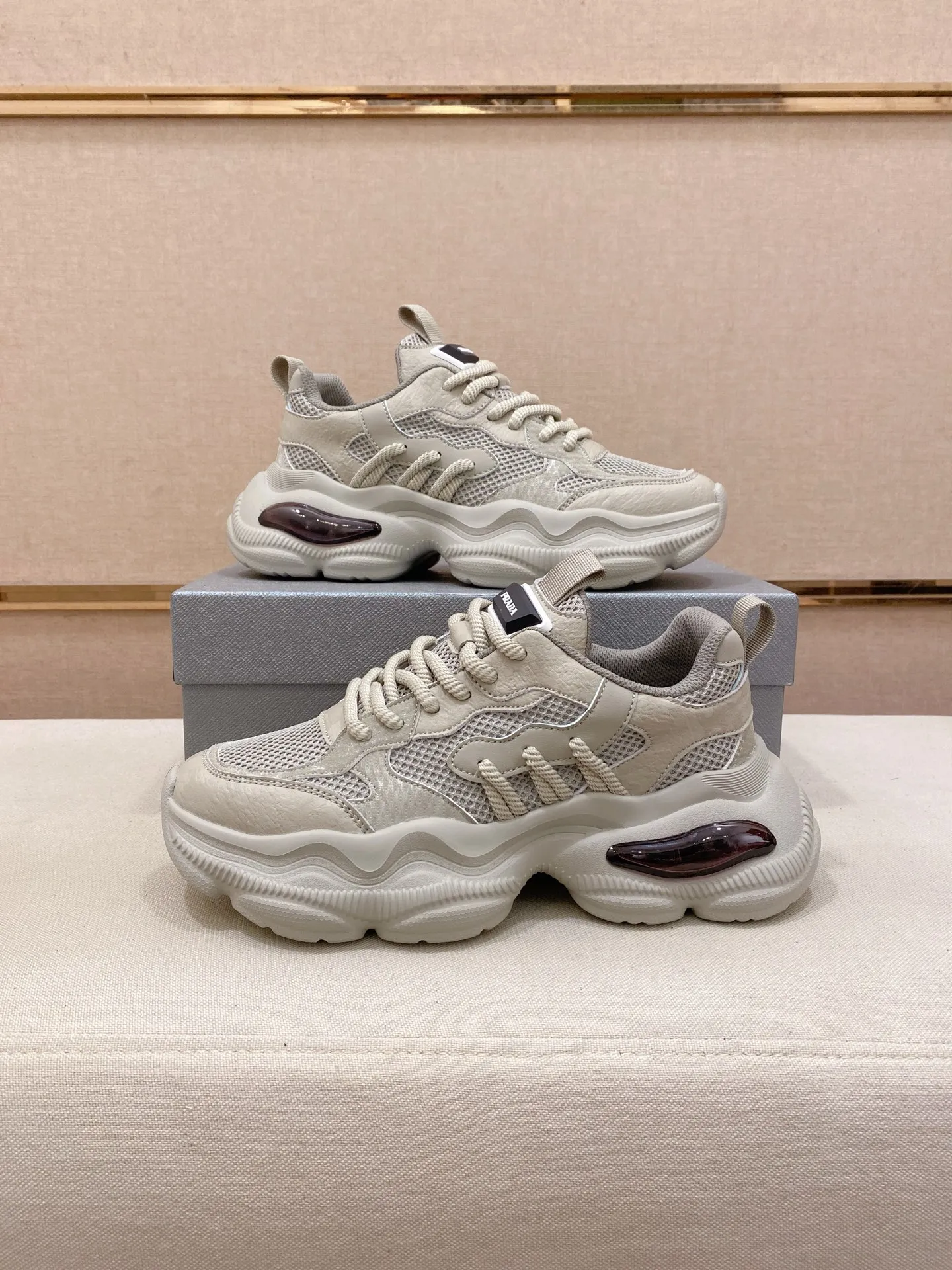 Men's shoes 💰: 462💰 [Prada～Prada] Trendy new styles are on the market. Same style as the official website. Counter quality. Original version. [Strong] [Strong] Imported selected first-layer cowhide. Comfortable and breathable sheepskin lining, fine workmanship, upper layer made of 100% pure cowhide, original last shape, comfortable on the feet, shoe sizes 38 to 44